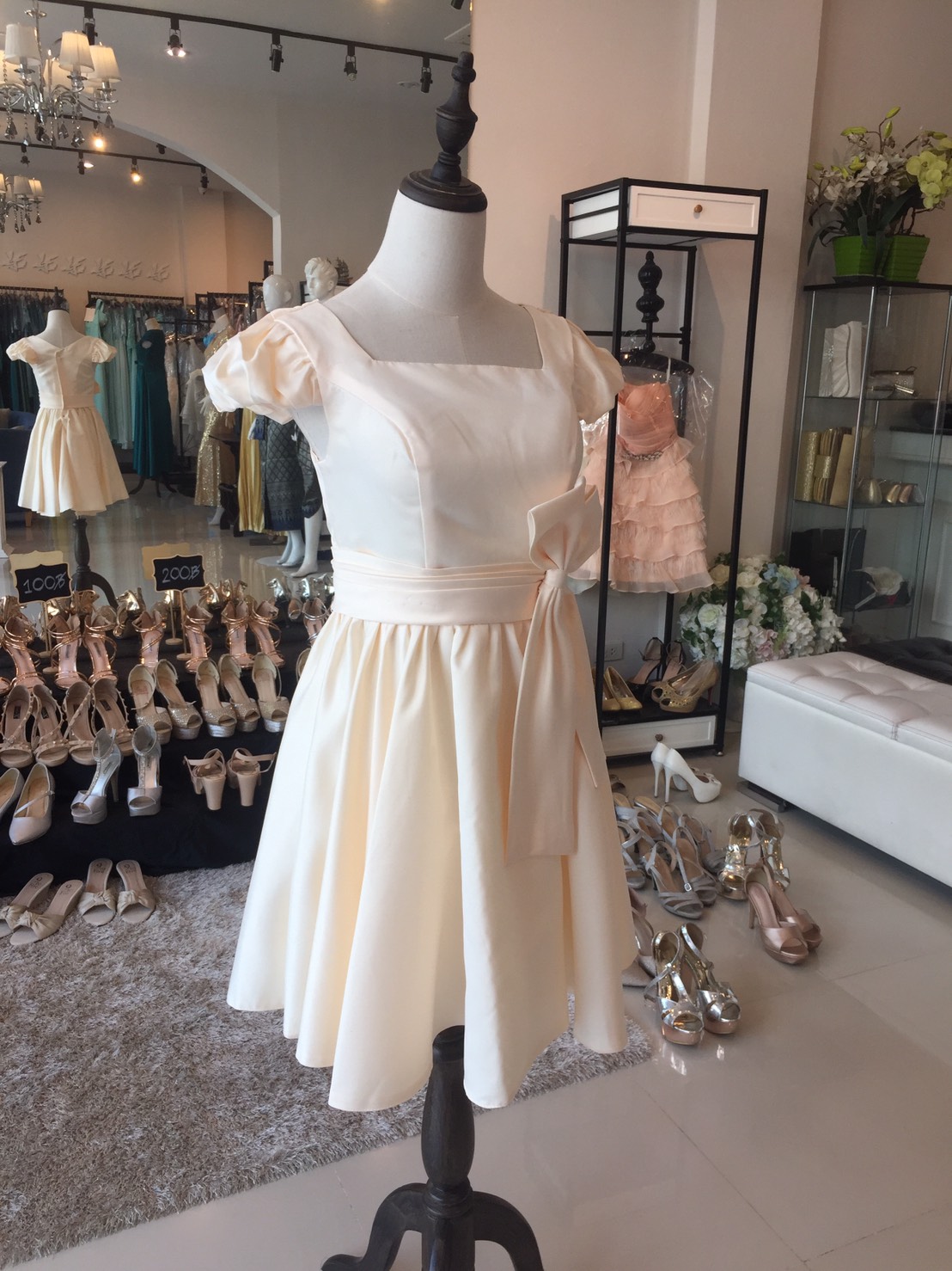 พร้อมส่ง ชุดราตรีสั้น สีครีม เรียบหรู แขนตุ๊กตา ผ่า V ด้านหลัง