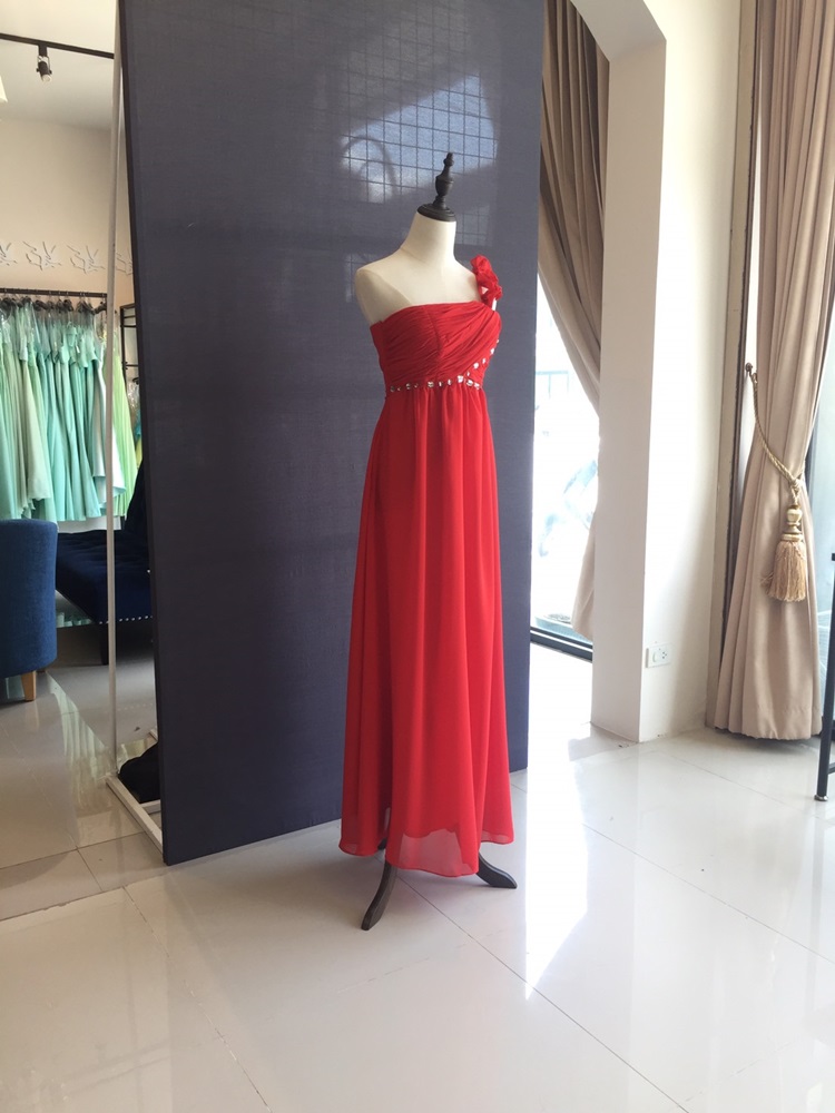 พร้อมส่ง ชุดราตรียาว เกาะอก ไหล่เดียว จับจีบเก๋ แต่งแถบคริสตัลช่วงอก สีแดง