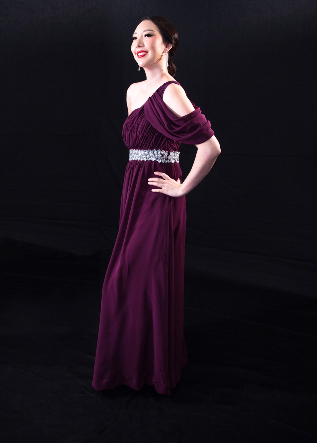 พร้อมเช่า ชุดราตรียาว เกาะอกไหล่เดียว อกจับจีบ เปิดไหล่ซ้ายแบบเปรี้ยว ปักเลื่อมช่วงเอว สีม่วง