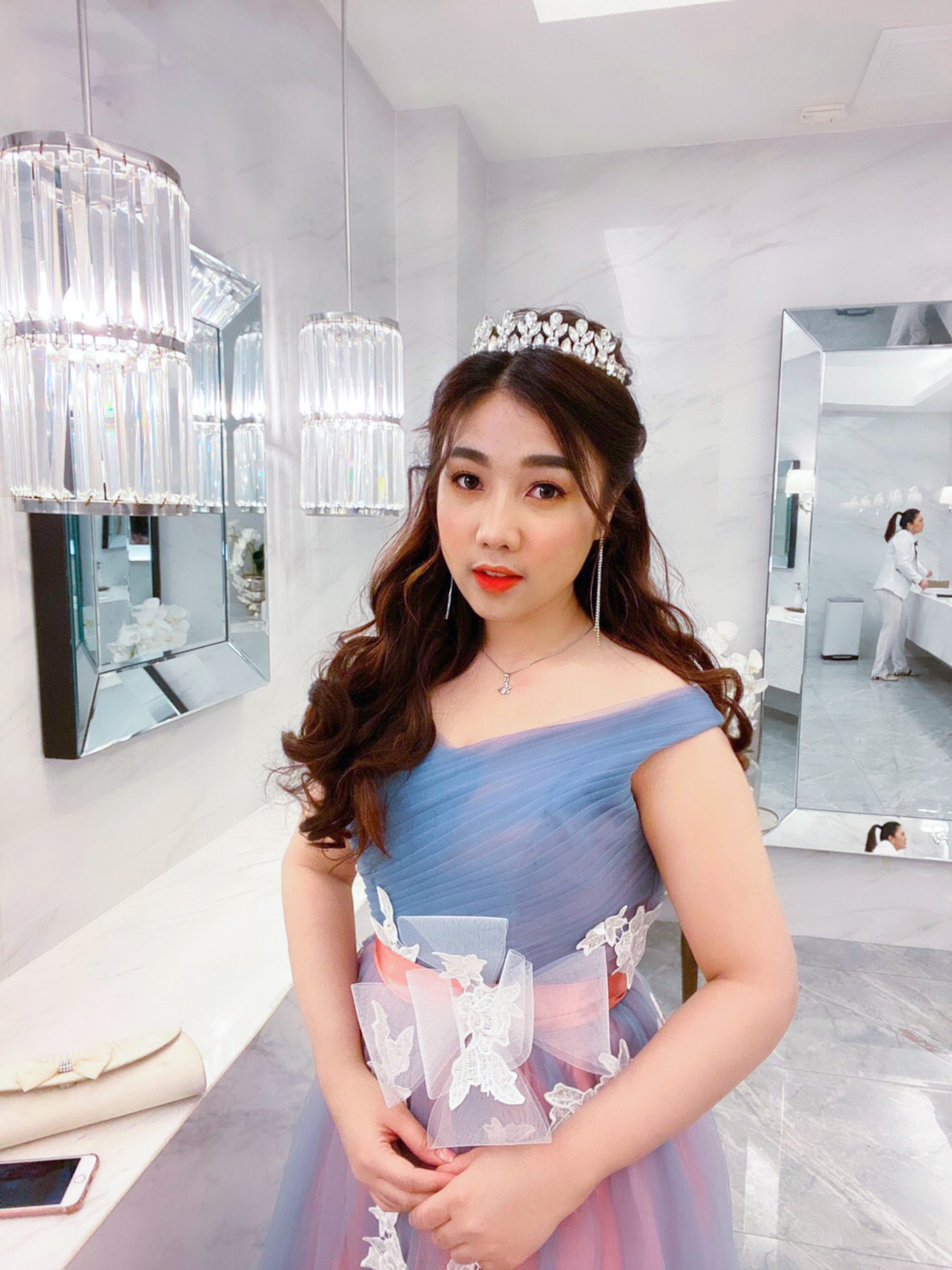 พร้อมเช่า ชุดราตรียาว แบบไหล่ปาด สีเทา-ชมพู Two Tone สไตล์เจ้าหญิง สวยหวานน่ารักมาก เนื้อผ้าตาข่าย แต่งโบว์และลูกไม้ช่วงเอว (เชือกผูกหลัง)