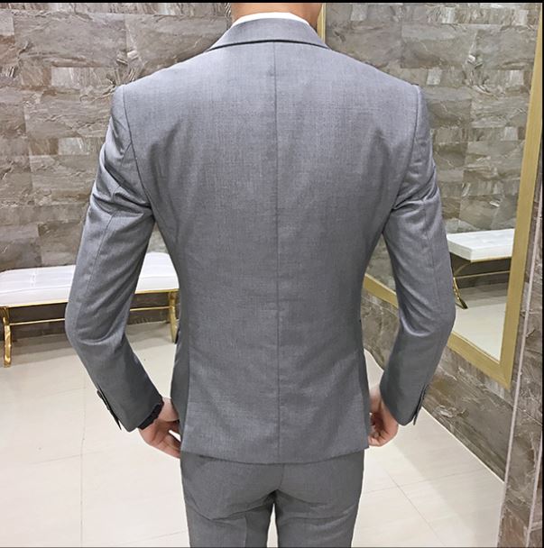 พร้อมเช่า ชุดสูทชาย สีเทาอ่อน เข้ารูป พร้อมเสื้อกั๊ก