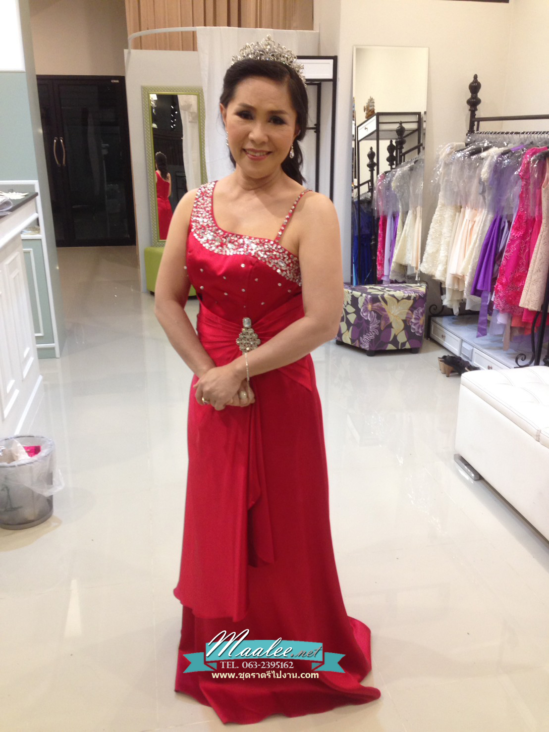 พร้อมเช่า ชุดราตรียาว ไหล่เฉียง สีแดงก่ำ จับจีบที่เอว คอประดับลูกปัดคริสตัลสวยหรู