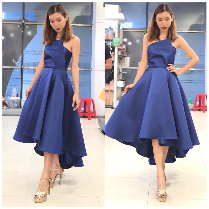 พร้อมเช่า ชุดเดรสเนื้อไหม เกาะอกจับเดรป ชายย้วย หน้าสั้นหลังยาว สีน้ำเงิน