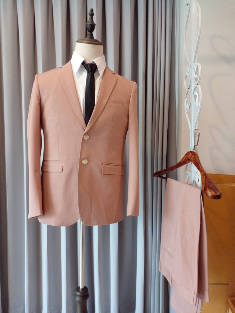 พร้อมเช่า ชุดสูทชาย สูทสีชมพูนู๊ด Nude Pink รุ่น 2 กระดุม (ไม่มีเสื้อกั๊ก)