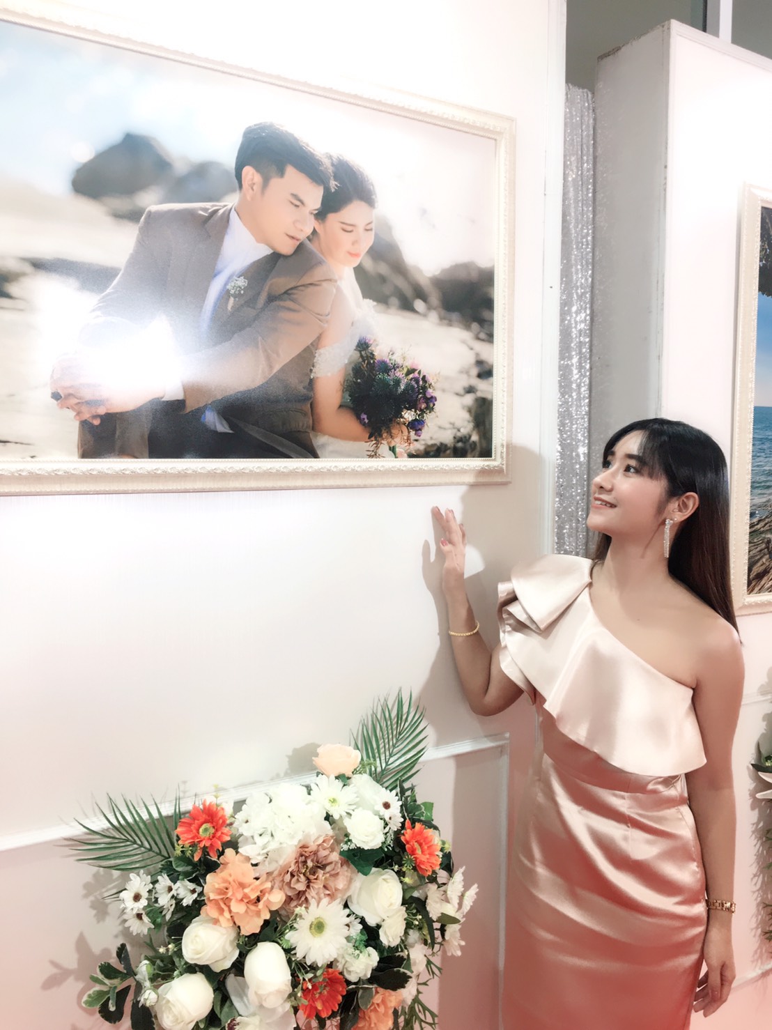 พร้อมเช่า ชุดเดรสสั้น เดรสบ่าเฉียง ผ้าดัชเชส แพทเทิร์นเนียบ ทรงสอบ ระบายบ่า สองชั้น สีทอง