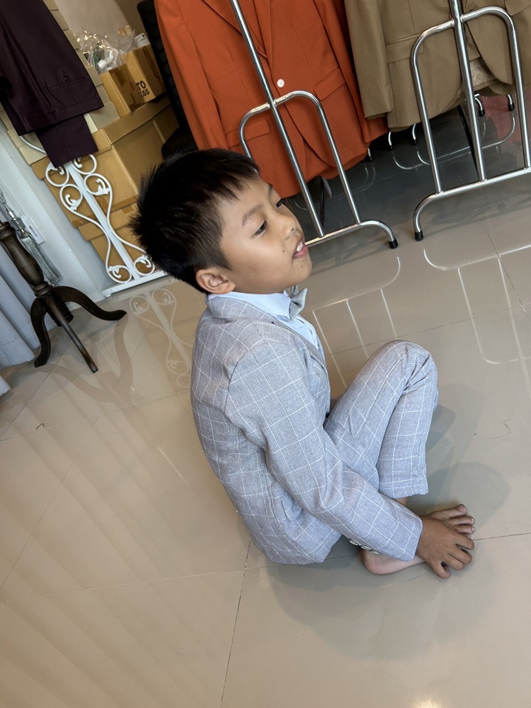 พร้อมเช่า ชุดสูทเด็กชาย สีเทาอ่อน 2 กระดุม ลายตาราง **พร้อมเช่าไซส์ 110, 130,140,150,160,170**