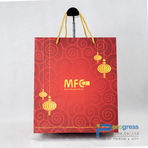 ถุงกระดาษอาร์ตการ์ด 310 แกรม ขนาด 26x30x21 cm. พิมพ์ 4 สี เคลือบด้าน