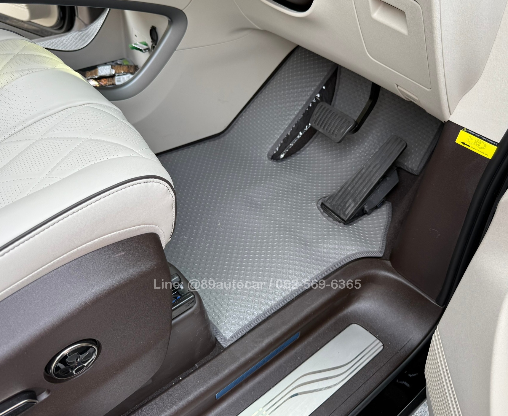 ผ้ายางปูพื้นรถตู้ BYD Denza D9 ปู พรมกระดุมสีเทาขอบเทา เข้ารูป เต็มคัน