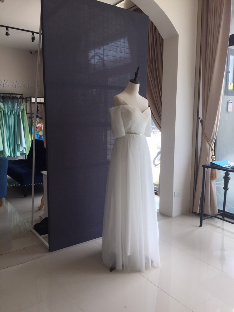 พร้อมเช่า ชุดราตรียาว & แบบปาดไหล่ สีขาว กระโปรงผ้าโปร่งตาข่ายนิ่ม ใส่สบายตัว อกจับจีบ เอวปักคริสตัลหรู (เชือกผูกหลัง)