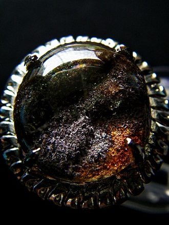 QU0036 แก้วปลวกวรรณสาม ประกอบพร้อมสามวรรณะ คือปวกเขียว ปวกทองและปวกแดง(ปวกครั่ง) เนื้อแก้วใสสวย ขนาด17.30x17.96x10.48 มม. น้ำหนัก 20.89 ct. ขนาดแหวน53