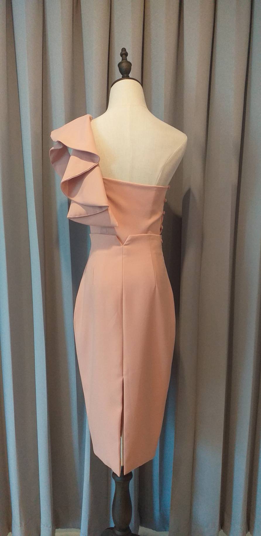 พร้อมส่ง ชุดออกงาน ไหล่เดียว แต่งระบาย สีNude ใส่ได้ทั้งงานเช้า งานเย็น