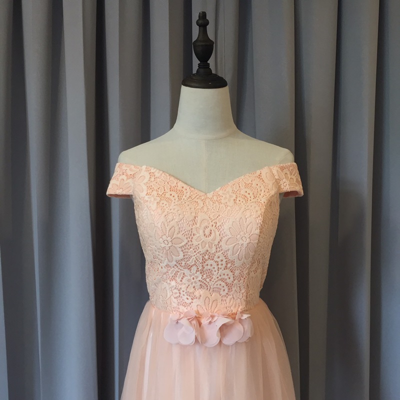 พร้อมส่ง ชุดราตรีสั้น ชุดเพื่อนเจ้าสาว PE-619 สีโอโรส แบบ C ไหล่ปาด ช่วงอกแต่งลูกไม้ เอวแต่งกลีบดอกไม้สวย (เชือกผูกหลัง)