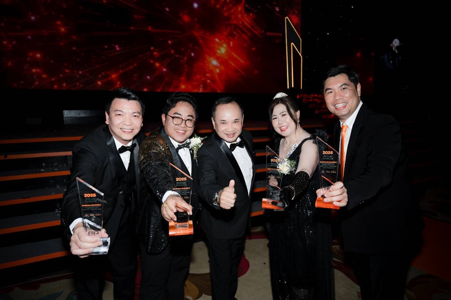 พร้อมเช่า ชุดสูททักซิโด้ สีดำ ปกกล้วย (พร้อมเสื้อกั๊ก) Tuxedo Suit with Shawl Collars