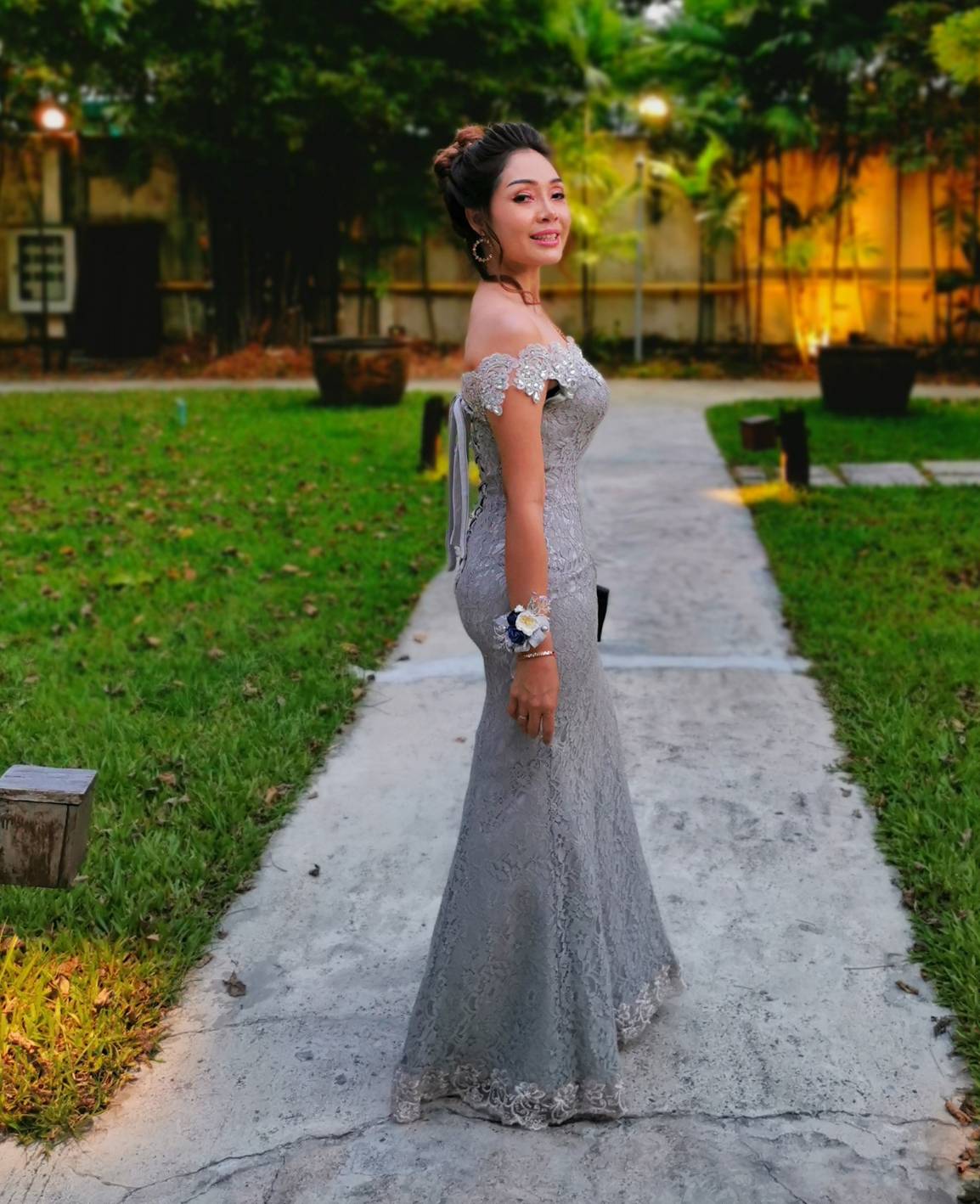 พร้อมเช่า ชุดราตรียาว แบบปาดไหล่ เข้ารูป ทรงหางปลา สีเทา ผ้าลูกไม้ แต่งเลื่อมสุดหรู (เชือกผูกหลัง)