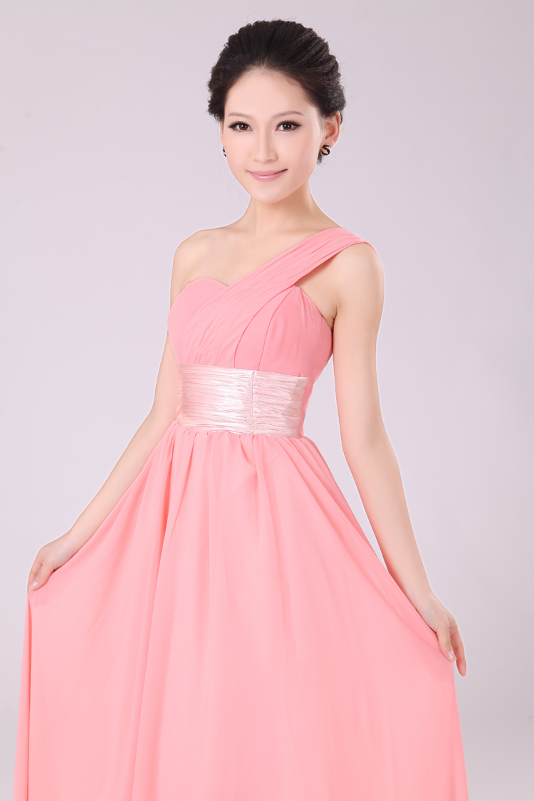 พร้อมส่ง ชุดราตรียาว เกาะอก ไหล่เดียว ผ้าชีฟองพลิ้วสวย คอ sweet heart แต่งเอวผ้าซาติน สีโอโรสอ่อน