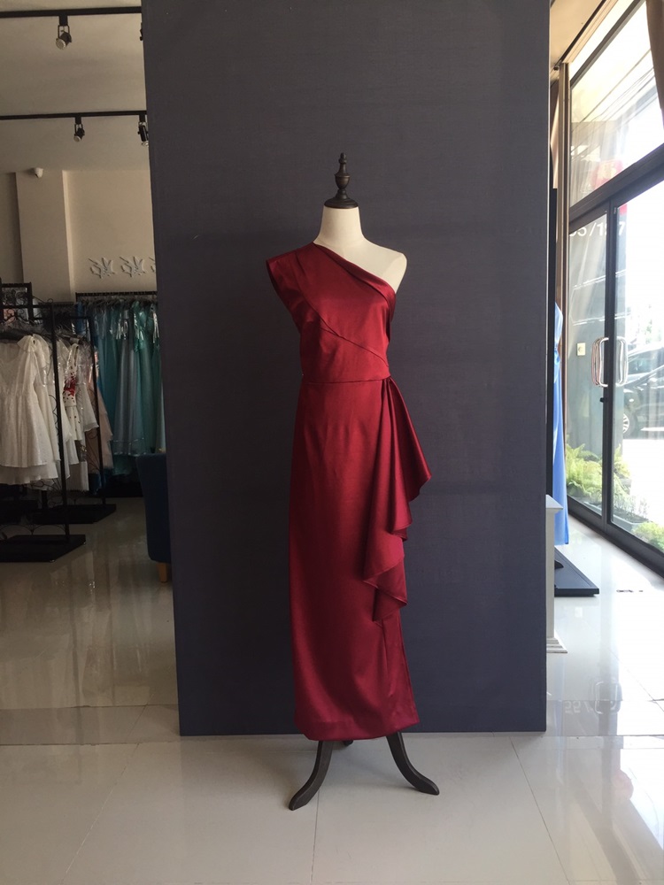 พร้อมเช่า ชุดเดรส เดรสไหล่เดียว ผ้าดัชเชส แพทเทิร์นเนียบ แต่งระบายสะโพก สีไวน์แดง