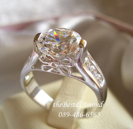 แหวนเพชรเม็ดเดี่ยวประมาณ 1 กะรัตกว่าๆ แบบแหวนชู สวยหรูมาก งานทองขาว 24 K หนา 5ไมครอน รหัส BR913RD