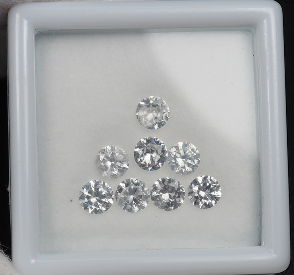 เพทายขาวเจียรเหลี่ยมเพชร 2.05 กะรัต 8 ชิ้น 3.7 มิล