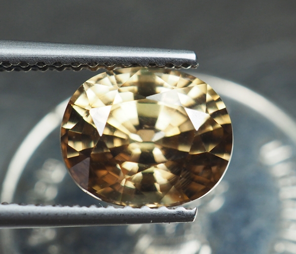 เพทายกัมพูชา 3.31 กะรัตสีน้ำตาลอ่อนปนเหลือง (0947)