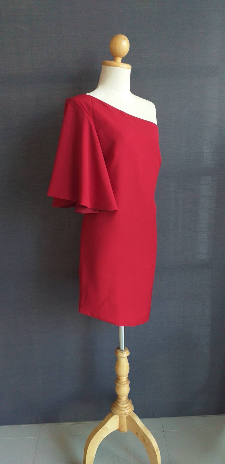 พร้อมส่ง ชุดออกงาน แบบเรียบหรู ปาดไหล่ สีแดงไวน์ ใส่ได้ทั้งงานเช้า งานเย็น (เหลือเฉพาะไซส์ S)
