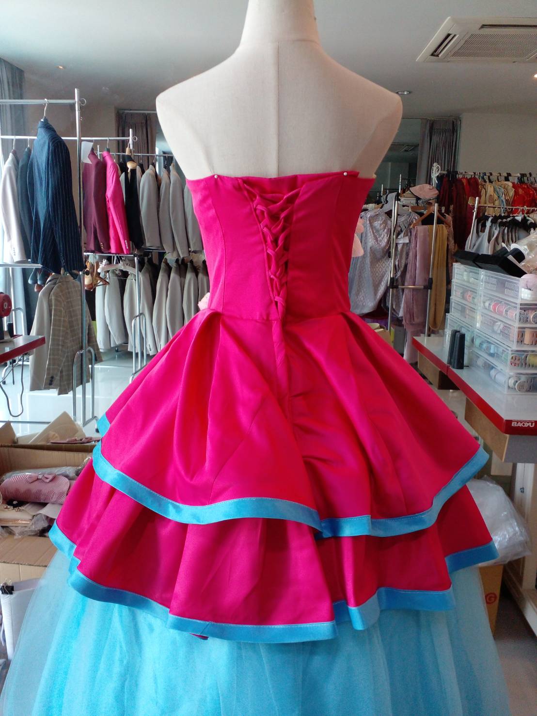 พร้อมเช่า ชุดแฟนซี ชุดราตรียาว เกาะอก สีฟ้า แต่งระบายสีบานเย็นสวย สองชั้น