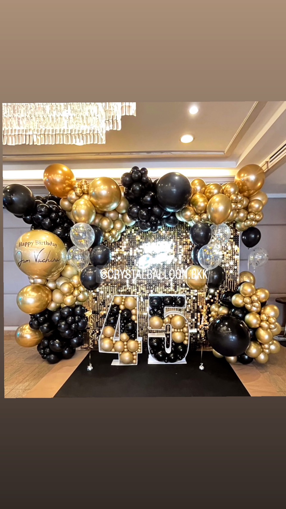 Organic Backdrop วันเกิด ขนาด 2.4x2.4 เมตร Theme ดำ-ทอง พร้อม ป้ายตัวอักษรไฟ Happy Birthday,แท่นตัวเลข 2 แท่น พร้อมตกแต่ง ช่อลูกโป่ง 3 ลูก 1 ช่อ,ช่อลูกโป่ง 7 ลูก 2 ช่อ,ลูกโป่งใส ใส่ Confetti สามารถเปลี่ยนสีลูกโป่ง/เปลี่ยนตัวเลขได้