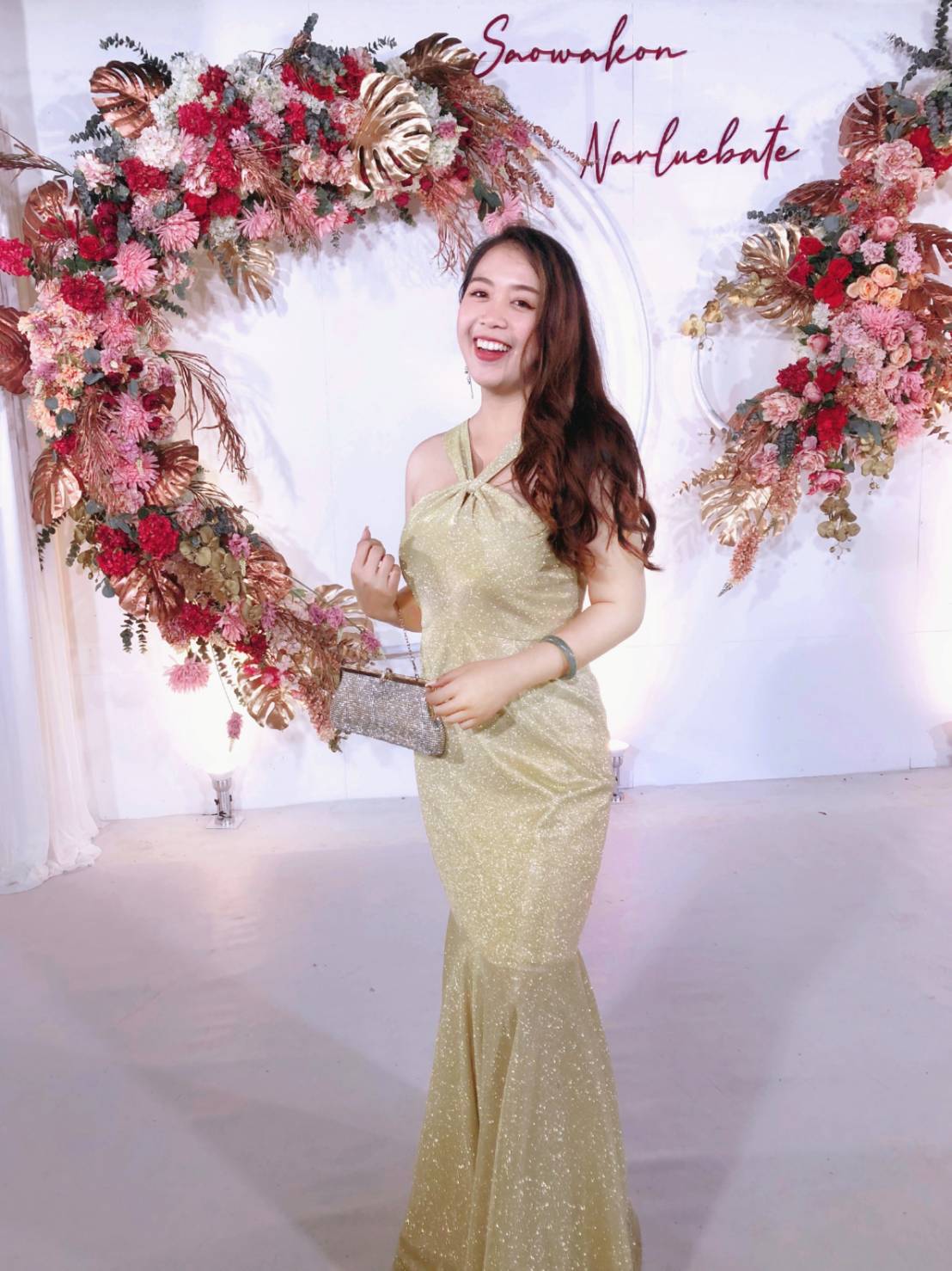 พร้อมเช่า ชุดเดรส คล้องคอ ทรงหางปลา ผ้า glitter ระยิบระยับ สีทอง