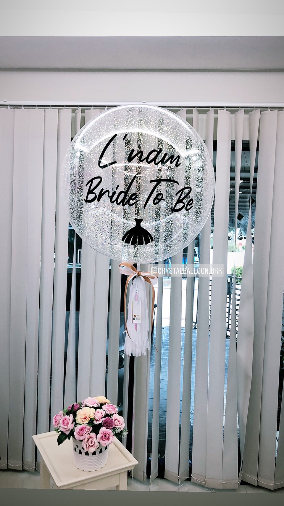 ลูกโป่ง Bride To Be Bubble ขนาด 24" กลิตเตอร์สีขาว พร้อมตกแต่ง สามารถเปลี่ยนสีลูกโป่ง/เปลี่ยนข้อความ/เปลี่ยนขนาดได้