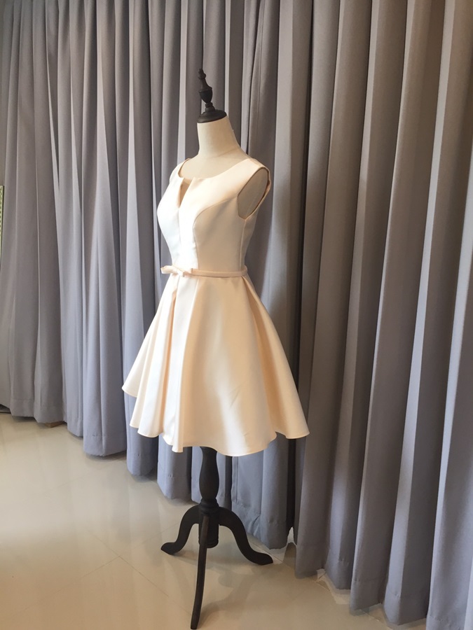 พร้อมเช่า ชุดราตรีสั้น แบบแขนกุด ผ้าซาตินเรียบหรู กระโปรงทรงA แต่งโบว์2ชั้น ช่วงเอว สีครีม Champagne (เชือกผูกหลัง)