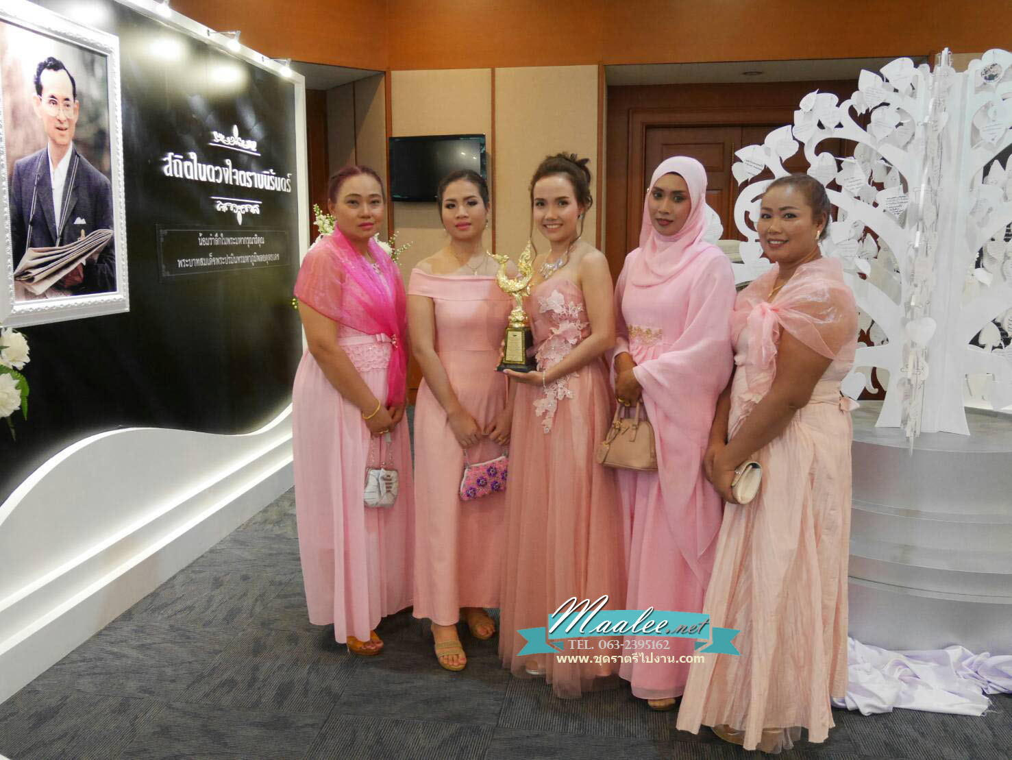 พร้อมเช่า ชุดราตรียาว เกาะอก สีชมพูหวาน ผ้าตาข่ายทั้งชุด อกจับจีบ แต่งดอกคาดเอว & พร้อมเม็ดคริสตัลหรู