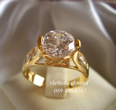 แหวนเพชรเม็ดเดี่ยวประมาณ 1 กะรัตกว่าๆ แบบแหวนชู สวยหรู มีดีไซน์ค่ะ ชุบทองแท้ 24 K หนา 5ไมครอน BR913