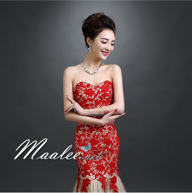 พร้อมเช่า ชุดราตรียาว สีแดง แบบเกาะอก ลายลูกไม้ ทรงหางปลาแต่งผ้าตาข่าย (เชือกผูกหลัง)