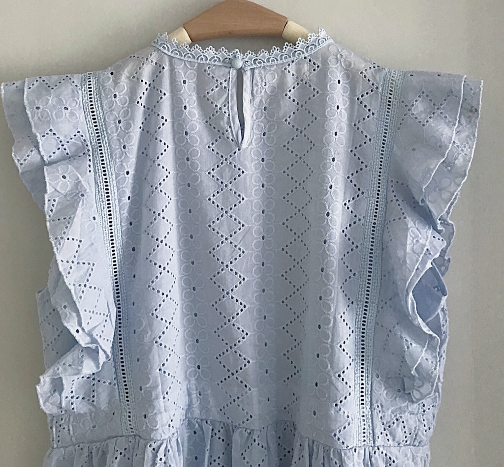 เสื้อแขนกุดผ้าลูกไม้แต่งแขนระบาย