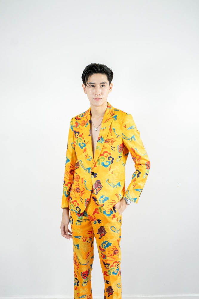พร้อมเช่า ชุดสูทจีนชาย สีเหลืองทอง พิมพ์ลายกราฟฟิก สไตล์จีน *ไม่มีเสื้อกั๊ก*