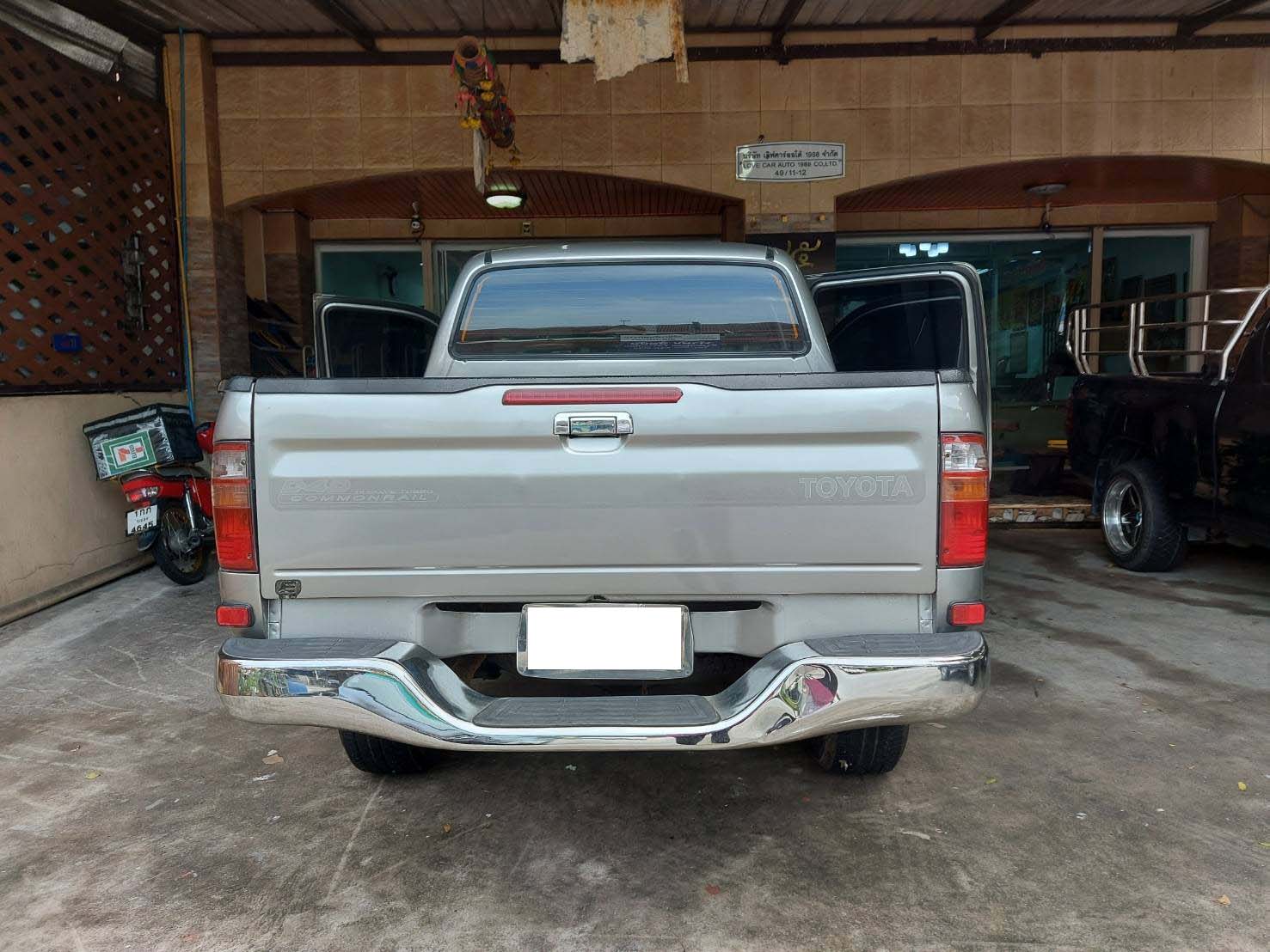 ผลิตพรมรถยนต์ Toyota Tiger 4 ประตู ปูพรมหกดี สีแดงเลือดหมู เต็มคัน