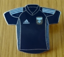 เข็มกลัด ฟุตบอล ทีมชาติอาร์เจนติน่า - AWAY KIT ฟุตบอลโลก 2002 ใหม่ / ARGENTINA Football Club Pin - AWAY KIT WORLD CUP 2002 NEW