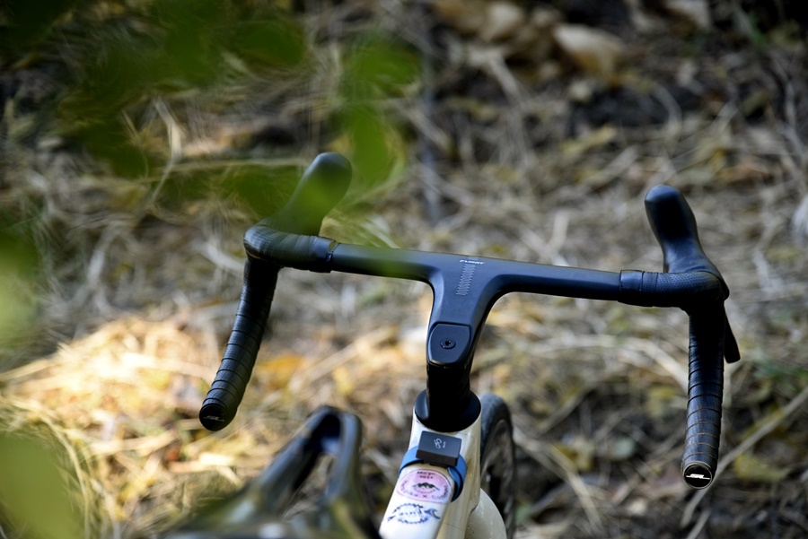 แฮนด์เสือหมอบคาร์บอน อินทิเกรตรุ่น FURRY จากแบรนด์ VISP BUILDER Road Bike Handlebar Integrated มีช่องสำหรับรองรับระบบ Di2 NEW2024