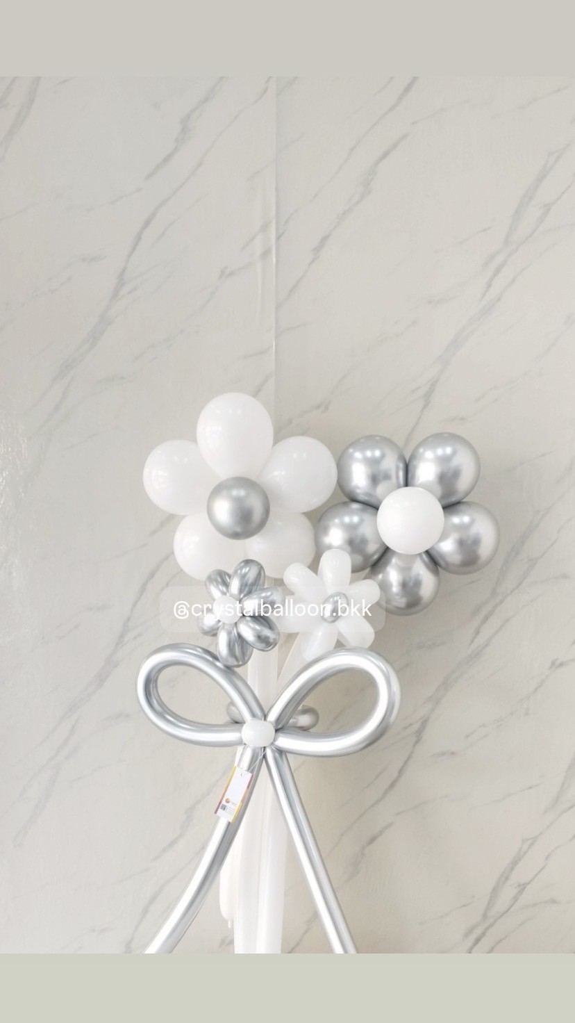Flower Balloon Medium Bouquet ช่อ 4 ดอก โทนสีขาว-สีเงิน พร้อมตกแต่ง สามารถเปลี่ยนสีลูกโป่งได้