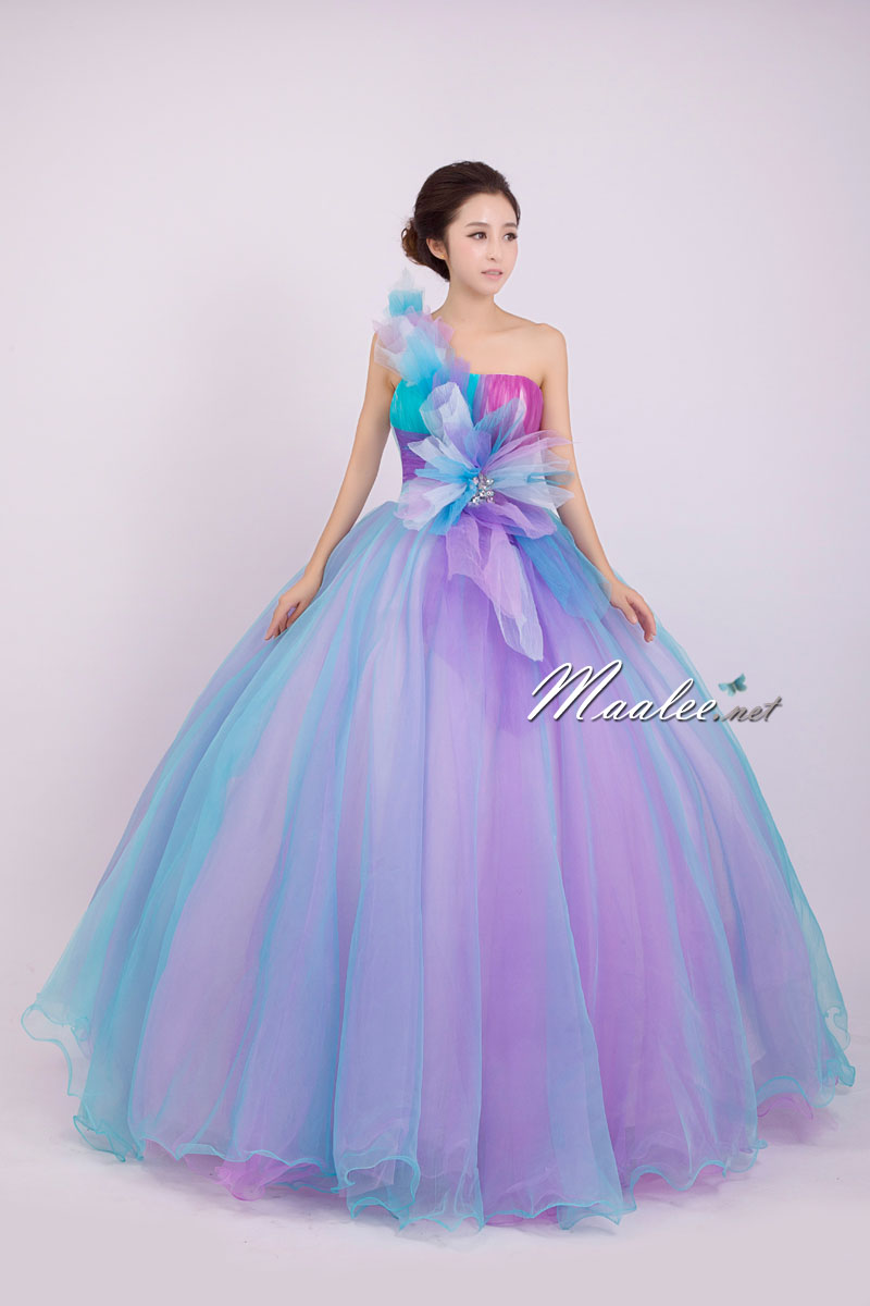 พร้อมเช่า ชุดแฟนซี ชุดราตรียาว ไหล่เดียว สีเรนโบว์ แต่งดอกเก๋มาก