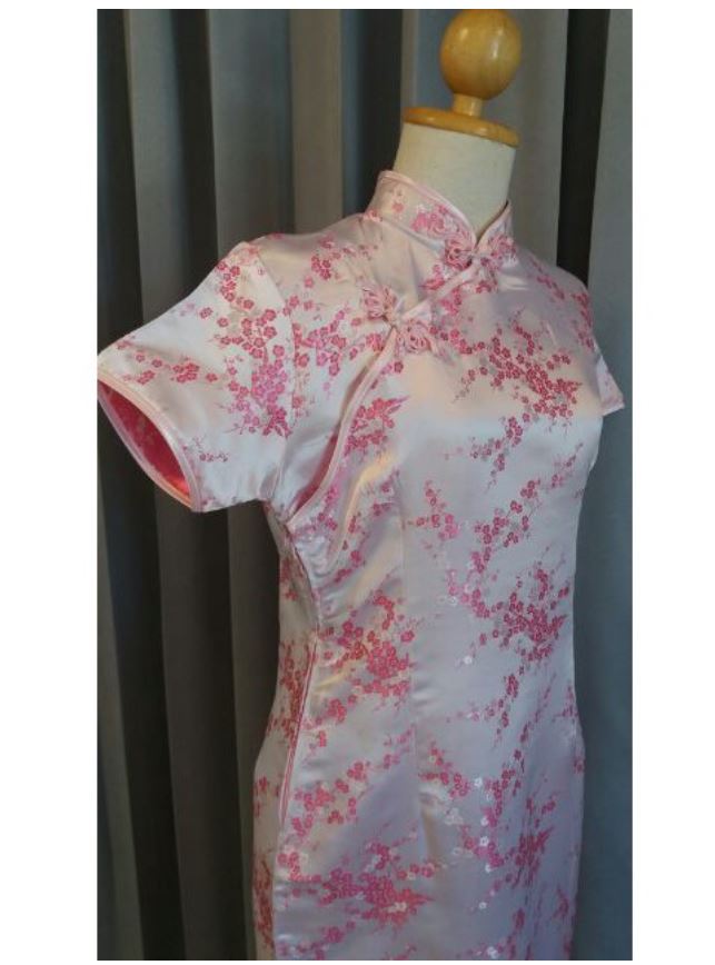 พร้อมส่ง กี่เพ้า สีชมพู ลายดอกบ๊วย Cherry Blossom ผ้าไหมจีน กุ๊นขอบ ตัดเย็บอย่างดี