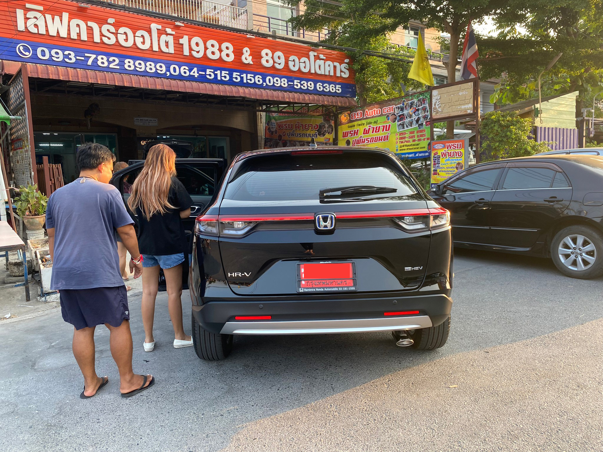 Honda HR-V (ฮอนด้า เอชอาร์วี) 2023 ปูพรมVVIP สีดำด้ายแดง เสริมไวนิลดักฝุ่นสีเทา