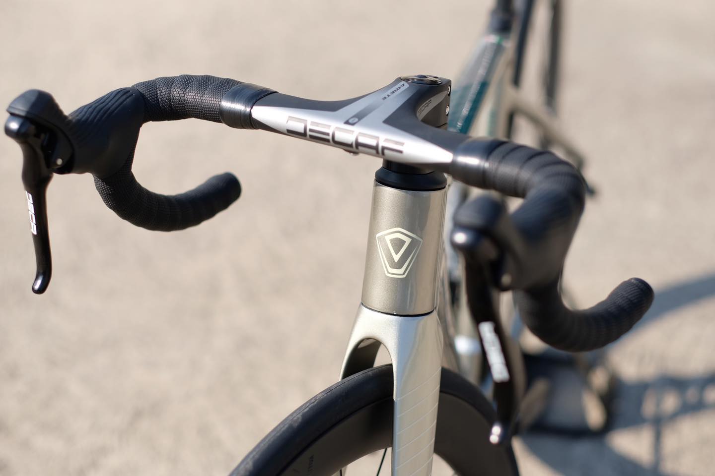 จักรยานเสือหมอบ JAVA SILURO 6 DISC ล้อ/แฮนด์/ตะเกียบ คาร์บอน ชุดขับ Shimano 22 Speed 105 mix Deca (2x11) ได้รับการรองรับมาตรฐาน 𝗨𝗖𝗜