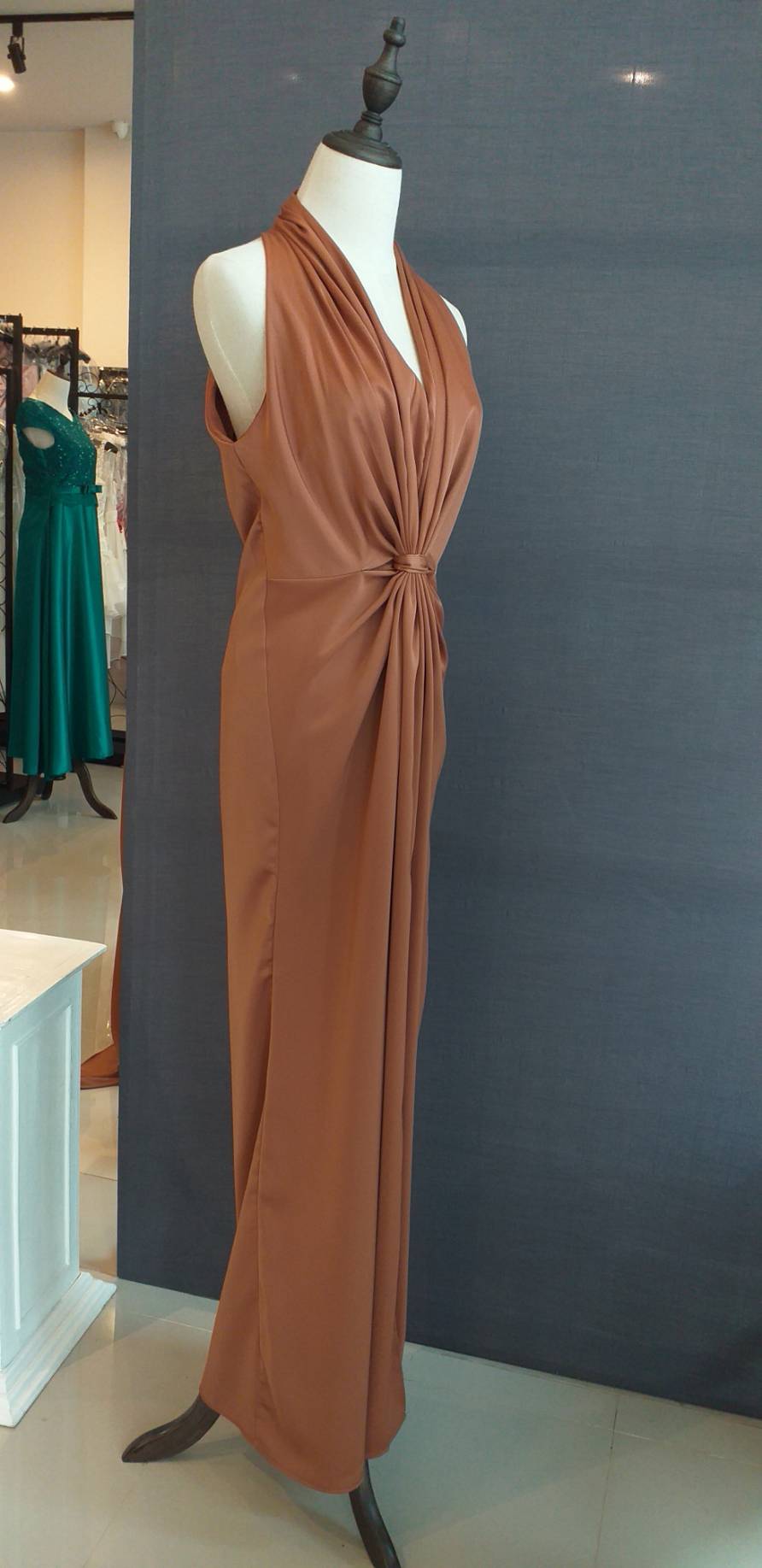 พร้อมเช่า ชุดราตรียาว ชุดเดรส แนวคล้องคอ จับเดรปหน้า สีส้มอิฐ สีน้ำตาล