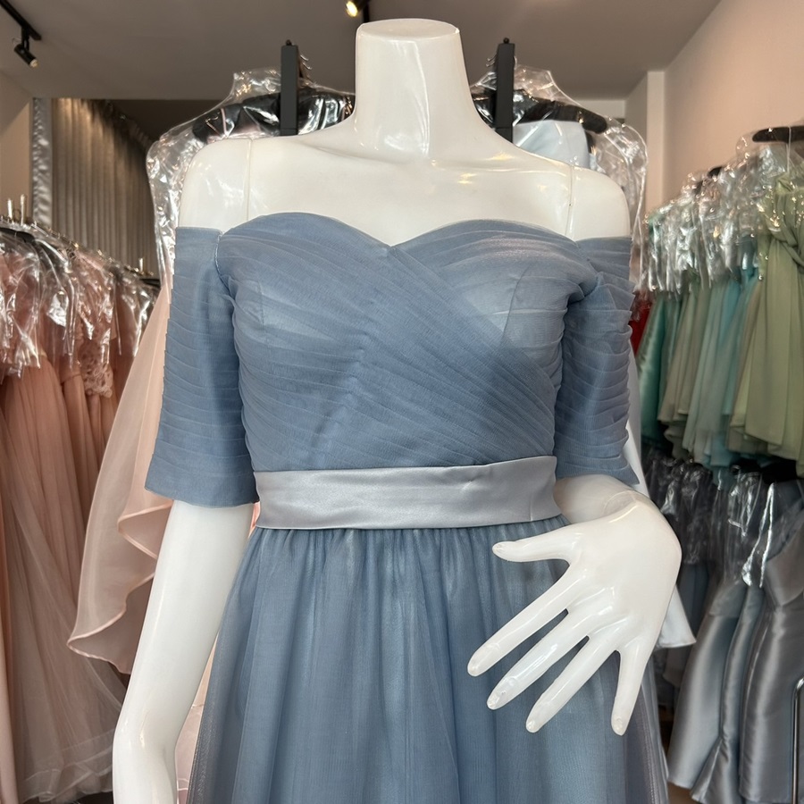 พร้อมเช่า ชุดราตรียาว & แบบปาดไหล่ สีฟ้าอมเทา กระโปรงผ้าโปร่งตาข่ายนิ่ม ใส่สบายตัว อกจับจีบ ผ้าซาตินคาดเอว (เชือกผูกหลัง)