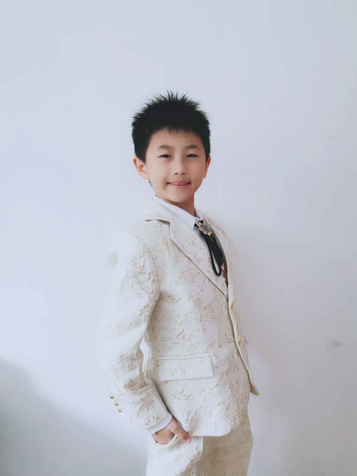 Pre-order ชุดสูทเด็กชาย สีขาวครีม ทอลายสามมิติ