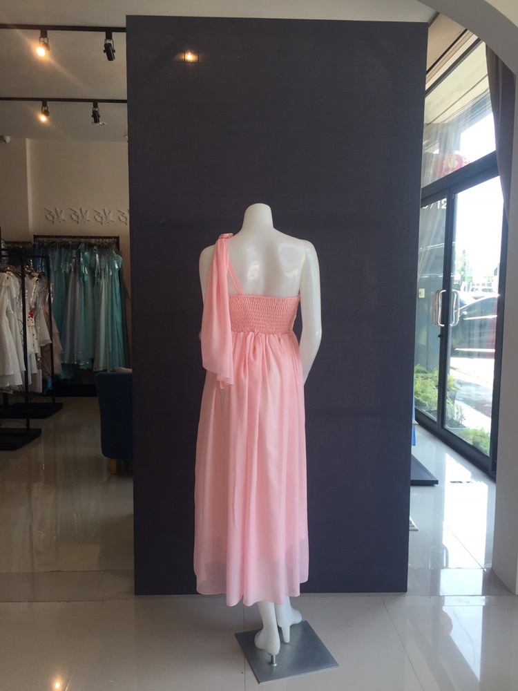 พร้อมส่ง ชุดเดรสยาว เกาะอก ไหล่เดียว จับสม๊อกด้านหลัง สีชมพู
