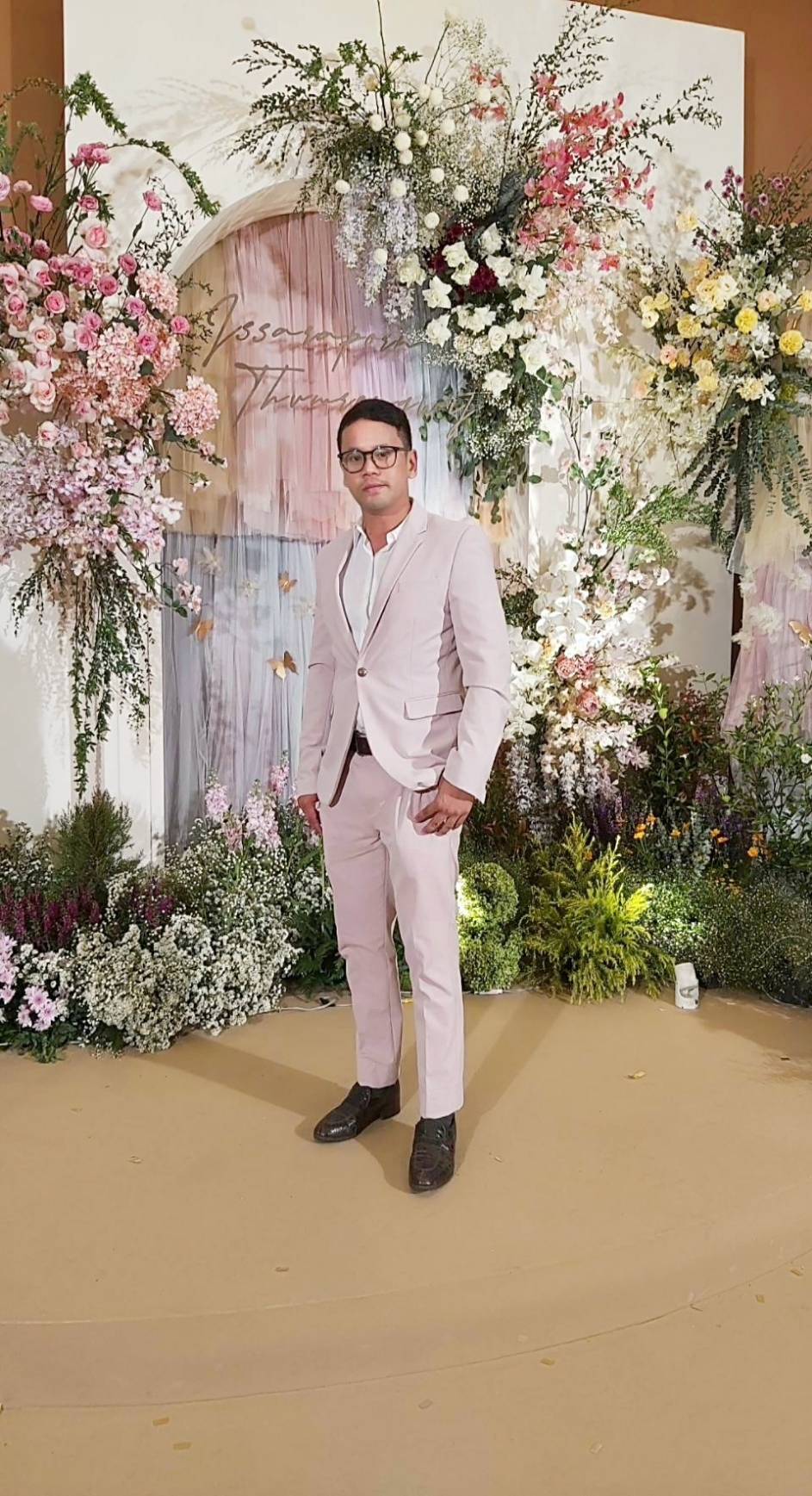 พร้อมเช่า ชุดสูทชาย สีชมพูพาสเทล Pastel Pink ทรงเข้ารูป สไตล์เกาหลี (ไม่มีเสื้อกั๊ก)