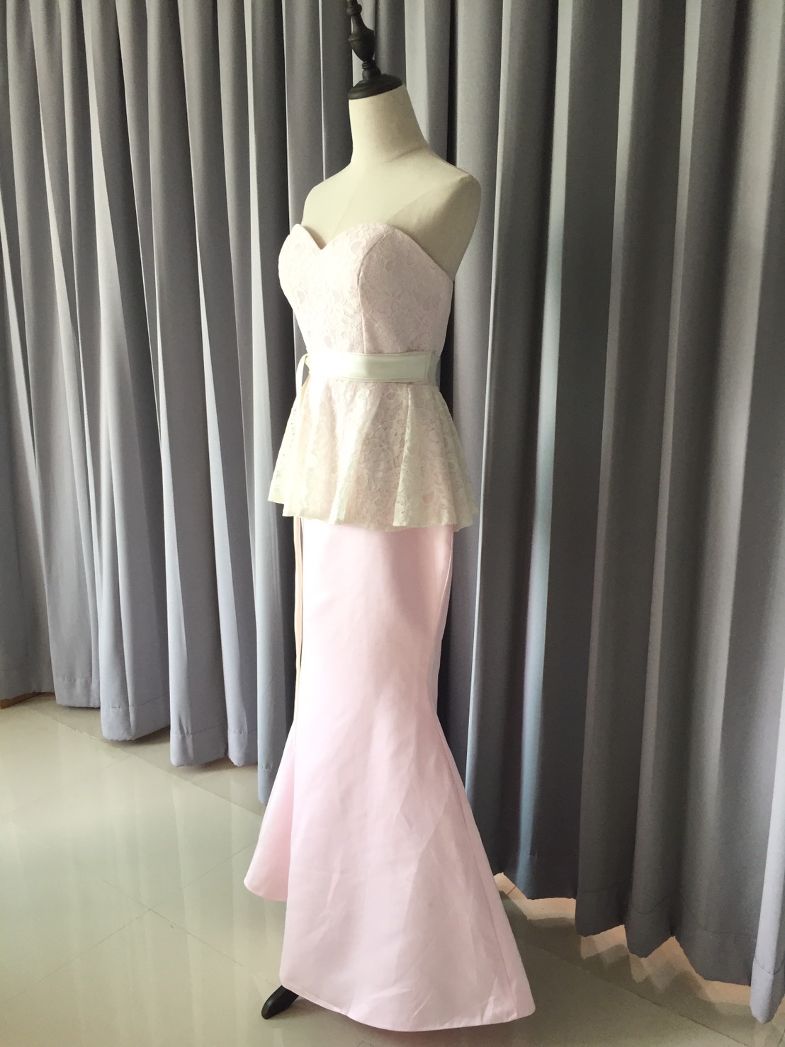 พร้อมส่ง ชุดราตรียาว เกาะอก ลูกไม้สีขาว ระบายช่วงเอวพร้อมโบว์สีขาว ตัวกระโปรงสีชมพูทรงหางปลา