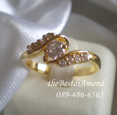 BR949+++แหวนหนีบแบบเก๋ๆ+++ดีไซน์น่ารักมากๆ ออกแบบได้ลงตัว หรูหราพอสมควรแต่ไม่เวอร์ ขนาดเพชรตรงกลางกำลังดีค่ะ ขนาด 30 สตใส่ติดนิ้วได้สบาย ดีไซน์เก๋มาก