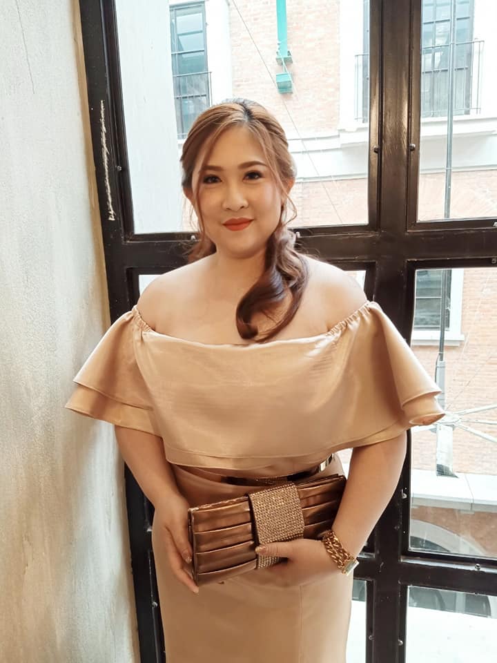 พร้อมเช่า ชุดราตรี สำหรับสาวอวบ ปาดไหล่ สีทอง กระโปรงทรงหางปลา